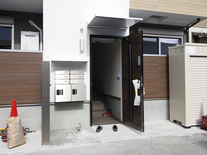 物件外観写真5　(エントランス部分)