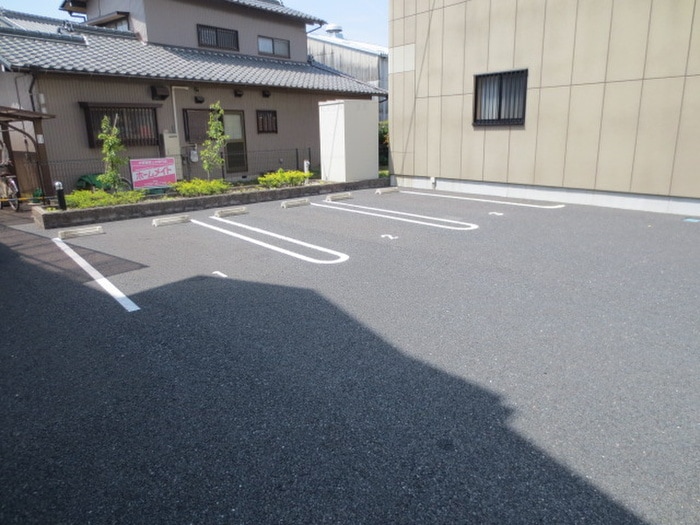 物件外観写真2　(駐車場)