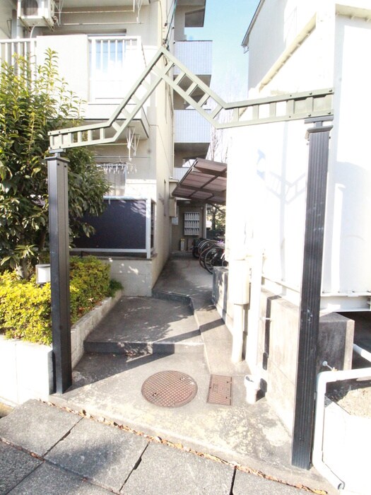 物件外観写真2　(エントランス部分)