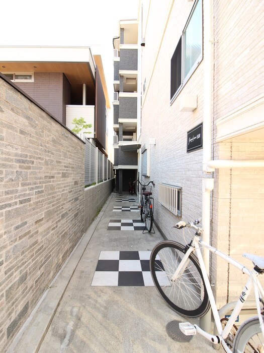 物件外観写真2　(エントランス部分)