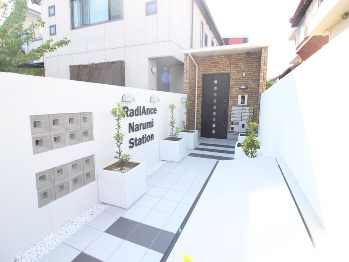 物件外観写真2　(エントランス部分)