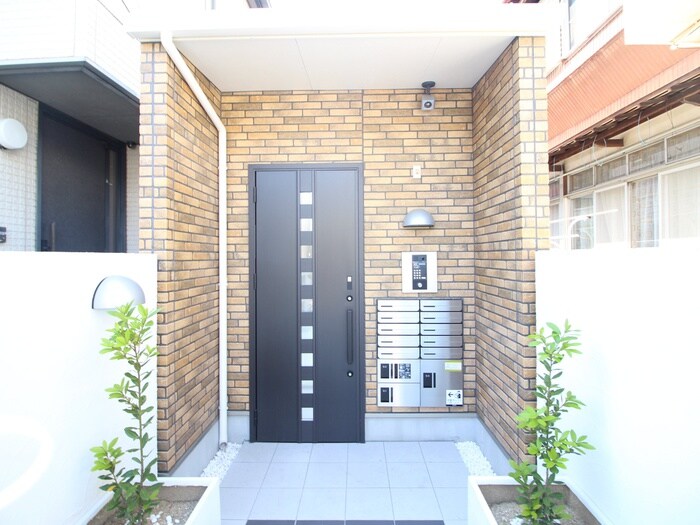 物件外観写真3　(エントランス部分)