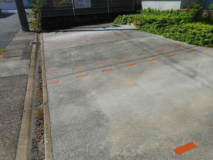 物件外観写真5　(駐車場)