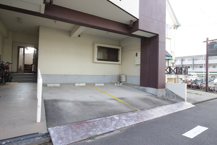 物件外観写真4　(駐車場)