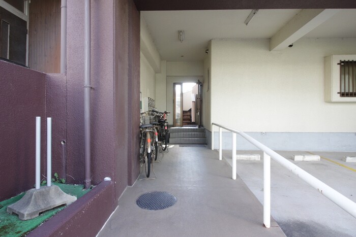 物件外観写真5　(エントランス部分)