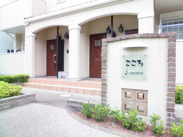 物件外観写真2　(エントランス部分)