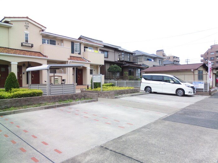 物件外観写真3　(駐車場)