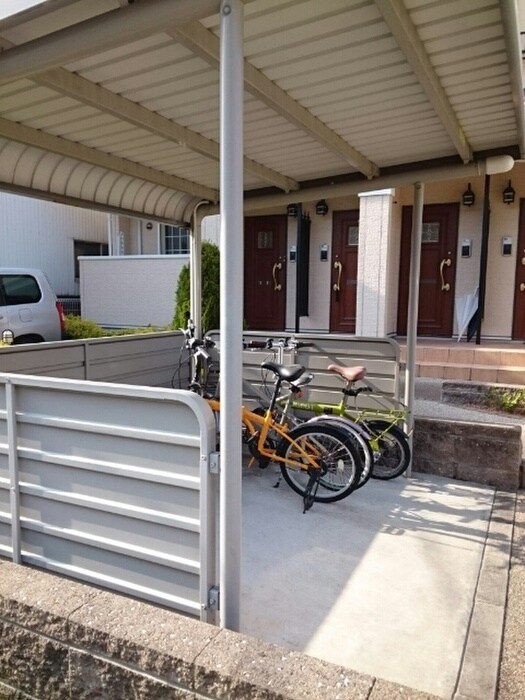 物件外観写真4　(駐輪場)