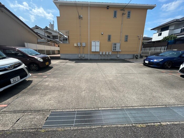 物件外観写真3　(駐車場)