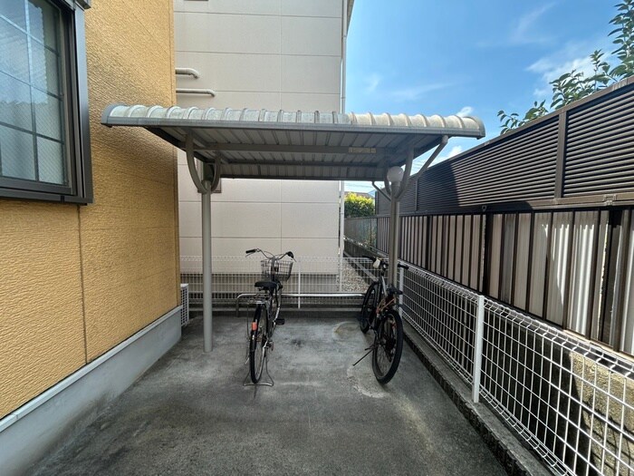 物件外観写真4　(駐輪場)