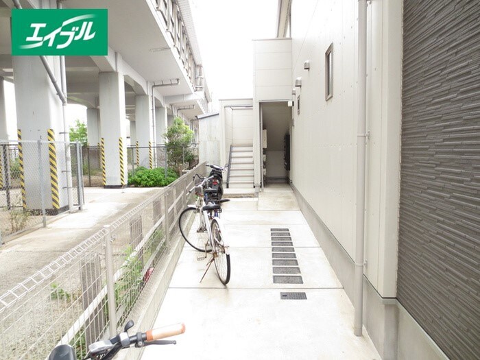 物件外観写真2　(エントランス部分)