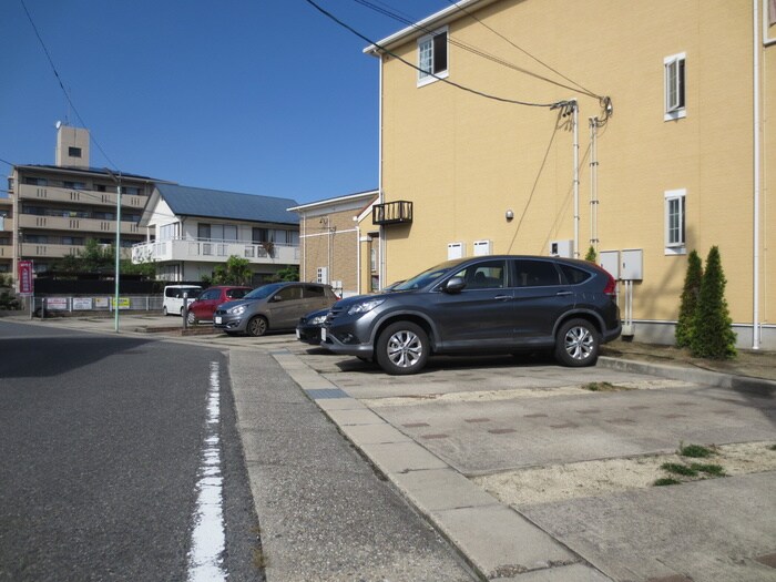 物件外観写真3　(駐車場)