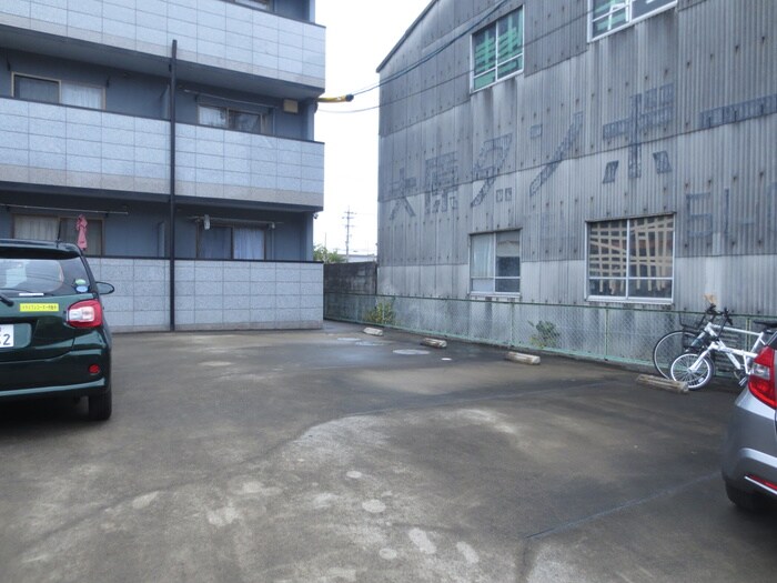 物件外観写真5　(駐車場)