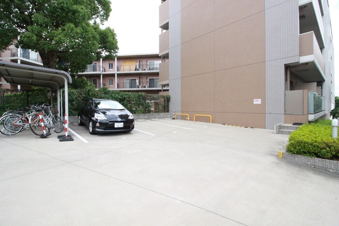 物件外観写真4　(駐車場)