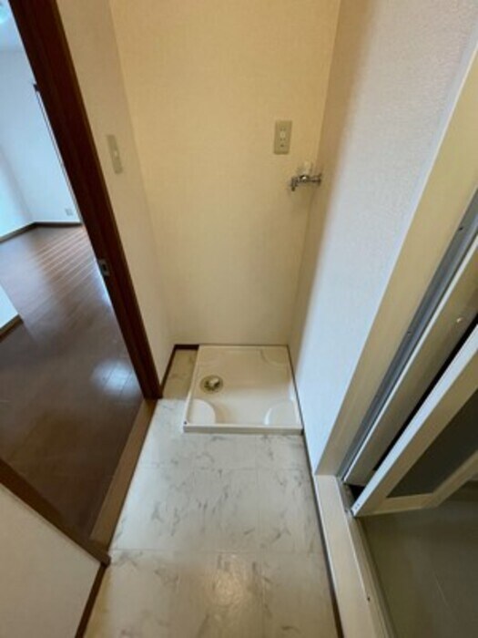 物件内観写真12　(洗濯機置場)