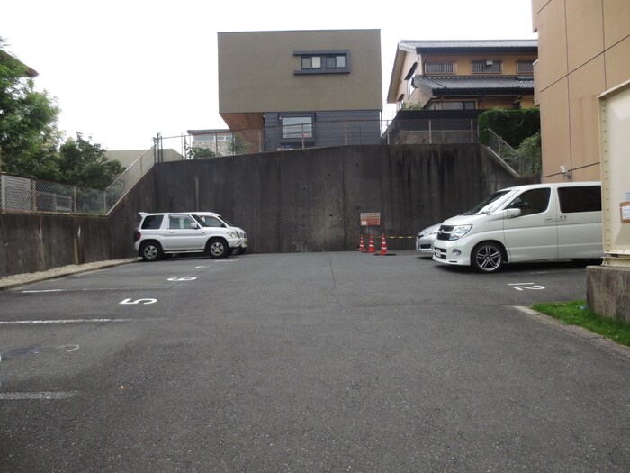 物件外観写真2　(駐車場)