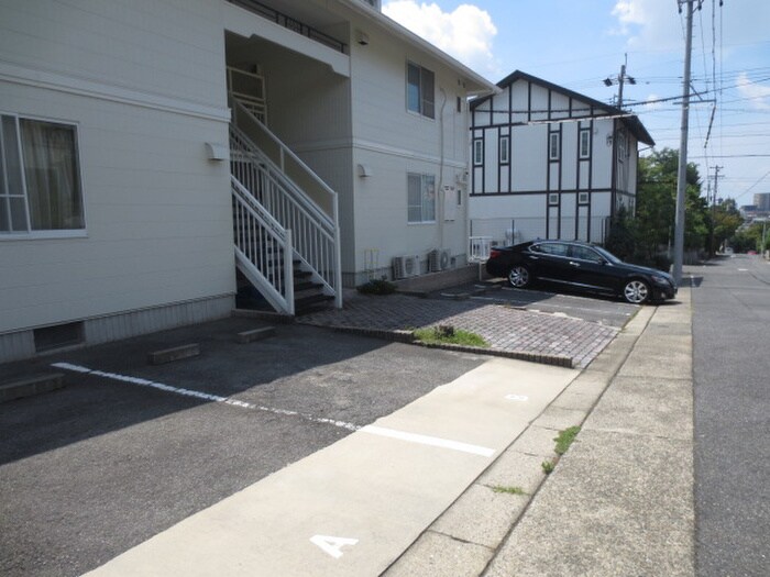 物件外観写真4　(駐車場)