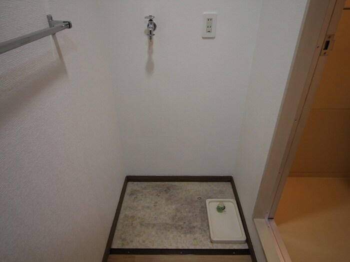 物件内観写真15　(洗濯機置場)