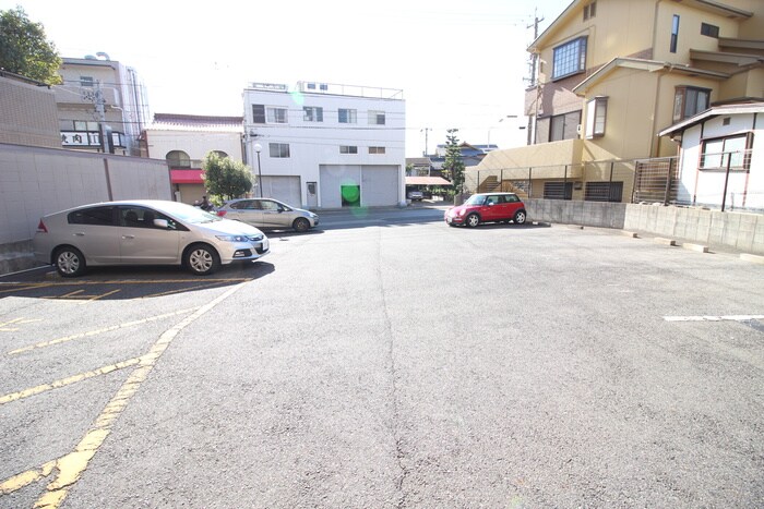 物件外観写真6　(駐車場)