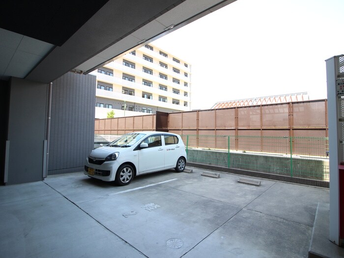 物件外観写真3　(駐車場)