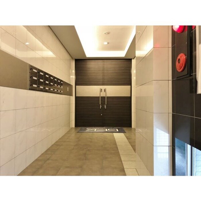 物件外観写真6　(エントランス部分)