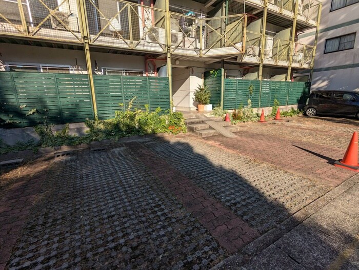 物件外観写真3　(駐車場)