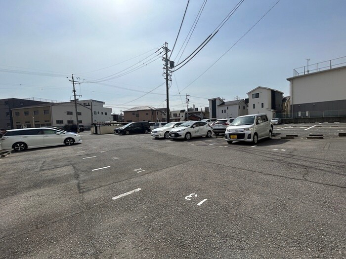 物件外観写真4　(駐車場)