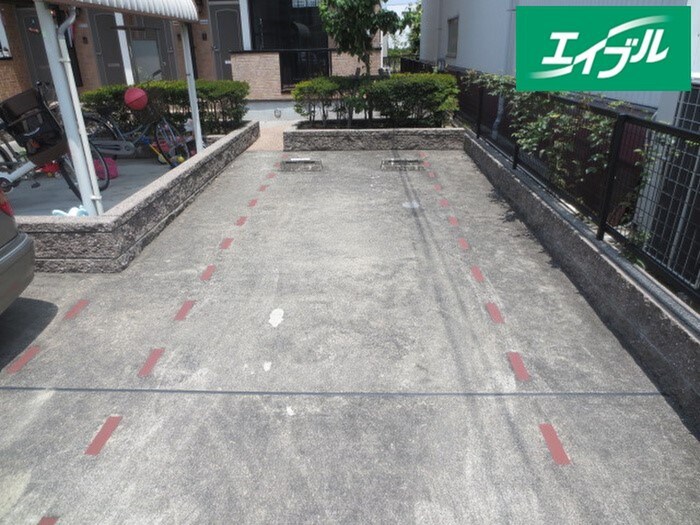 物件外観写真3　(駐車場)