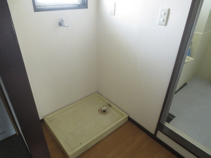 物件内観写真10　(洗濯機置場)