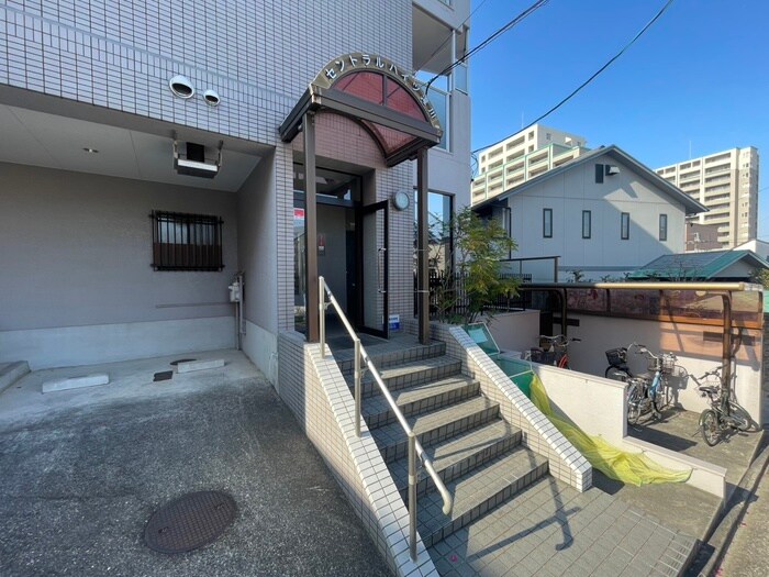 物件外観写真2　(エントランス部分)