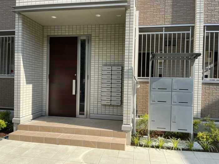 物件外観写真4　(エントランス部分)