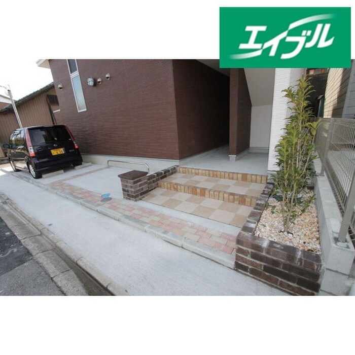 物件外観写真3　(エントランス部分)