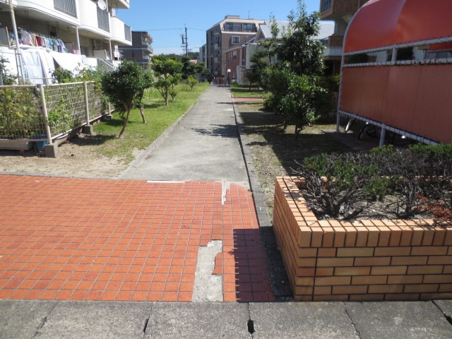 物件外観写真3　(エントランス部分)