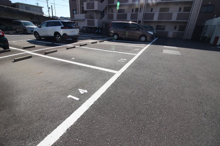 物件外観写真3　(駐車場)