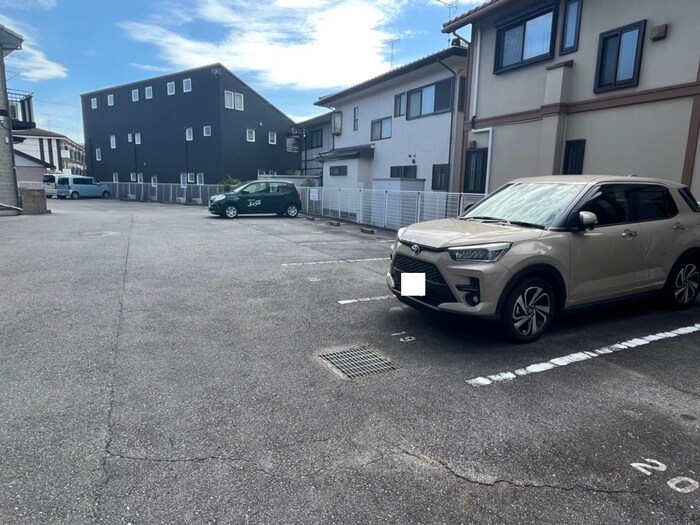 物件外観写真3　(駐車場)