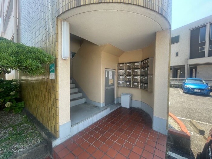 物件外観写真5　(エントランス部分)