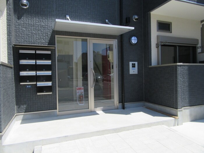 物件外観写真3　(エントランス部分)
