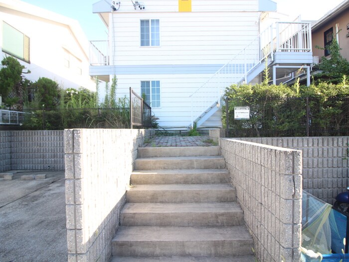 物件外観写真3　(エントランス部分)