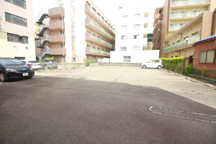 物件外観写真3　(駐車場)
