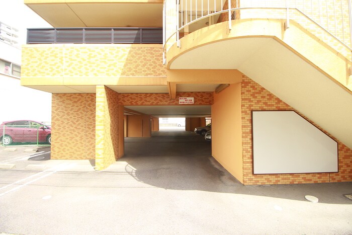 物件外観写真5　(駐車場)