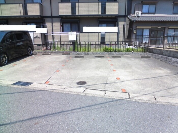 物件外観写真6　(駐車場)