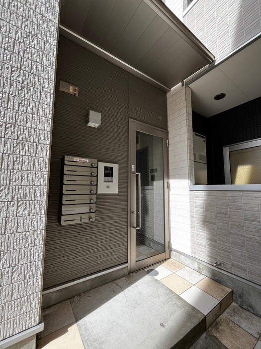 物件外観写真2　(エントランス部分)