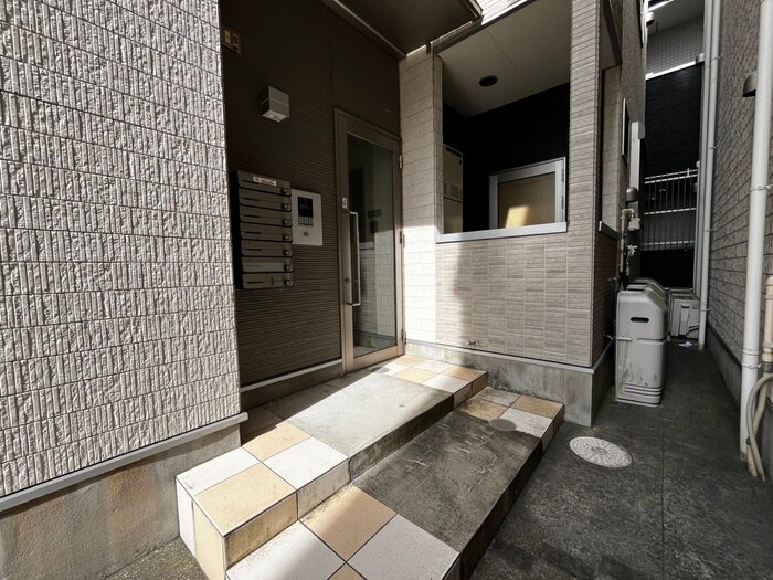 物件外観写真3　(エントランス部分)