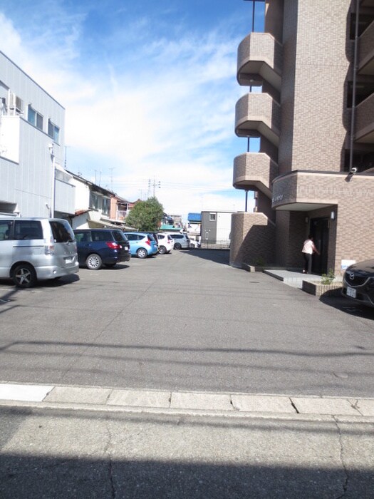 物件外観写真5　(駐車場)