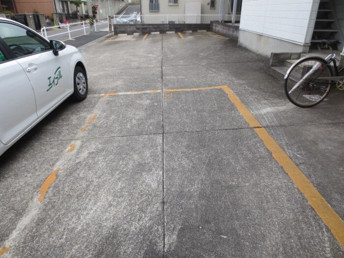 物件外観写真4　(駐車場)