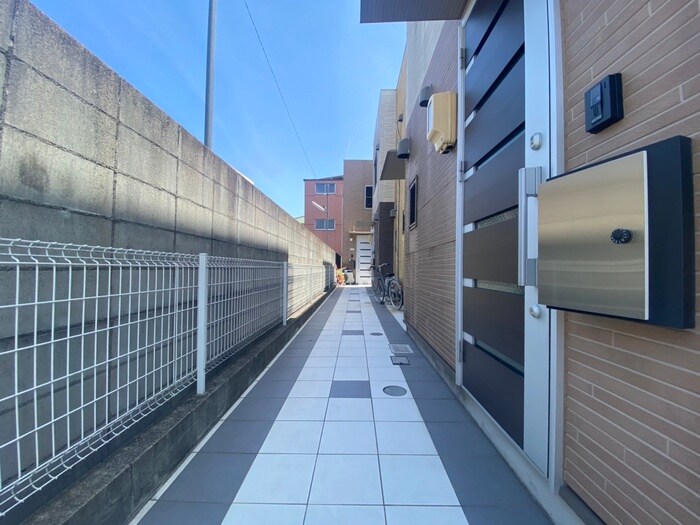 物件外観写真6　(エントランス部分)