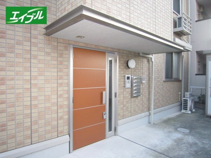 物件外観写真3　(エントランス部分)