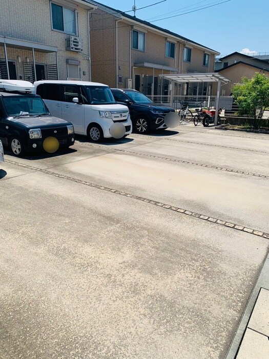 物件外観写真2　(駐車場)