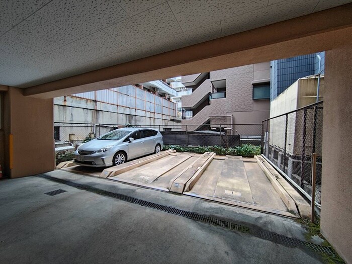 物件外観写真4　(駐車場)