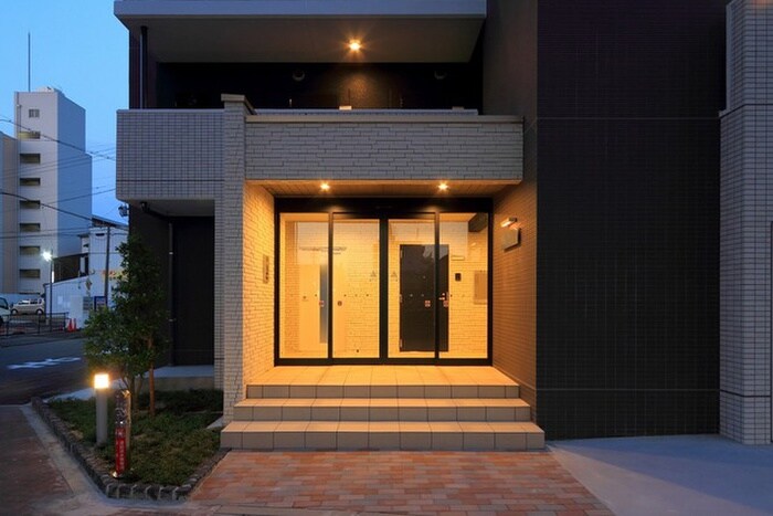 物件外観写真3　(エントランス部分)